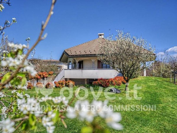 casa indipendente in vendita a Cantù in zona Fecchio