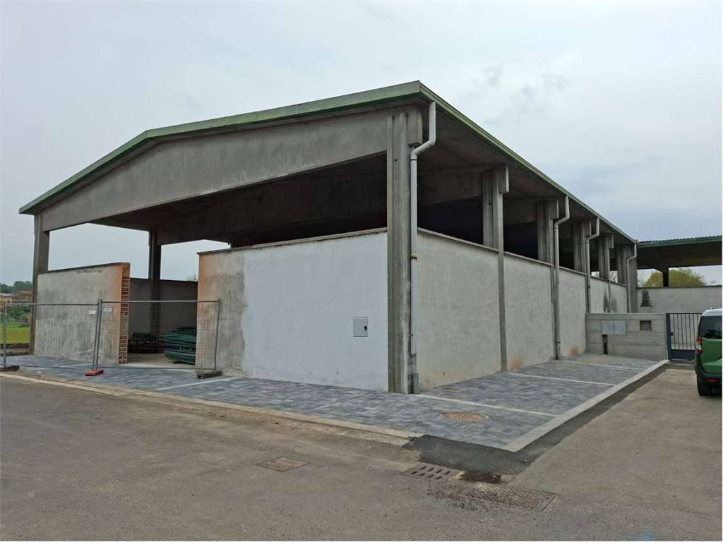 locale commerciale in vendita a Cantù