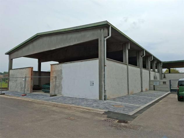 locale commerciale in vendita a Cantù