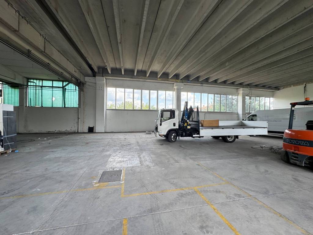 locale commerciale in vendita a Cantù