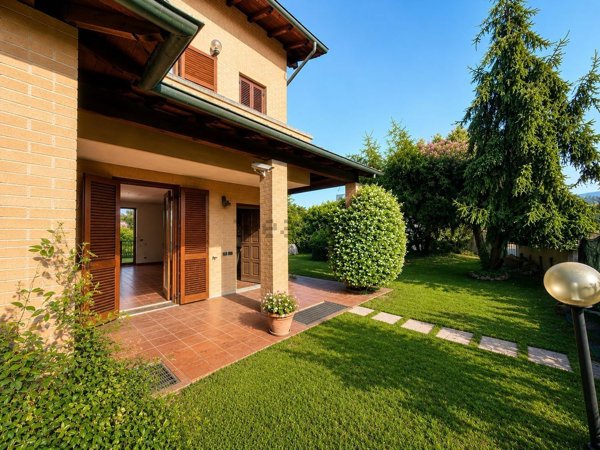 casa indipendente in vendita a Cantù
