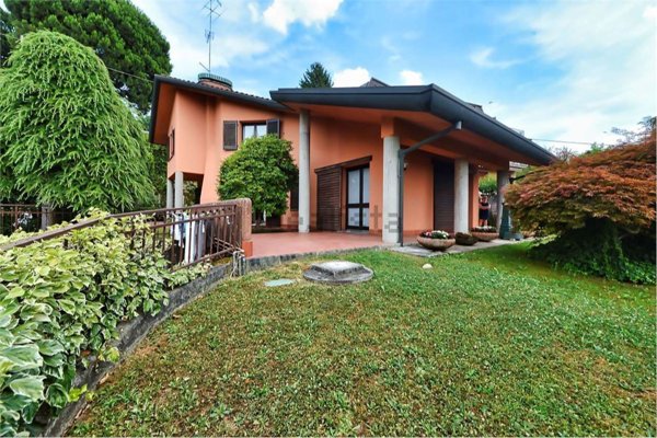 casa indipendente in vendita a Cantù in zona Fecchio