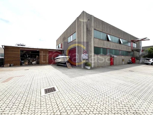 locale commerciale in vendita a Cantù