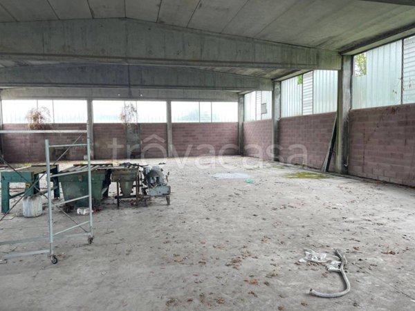 locale commerciale in vendita a Cantù in zona Cascina Amata