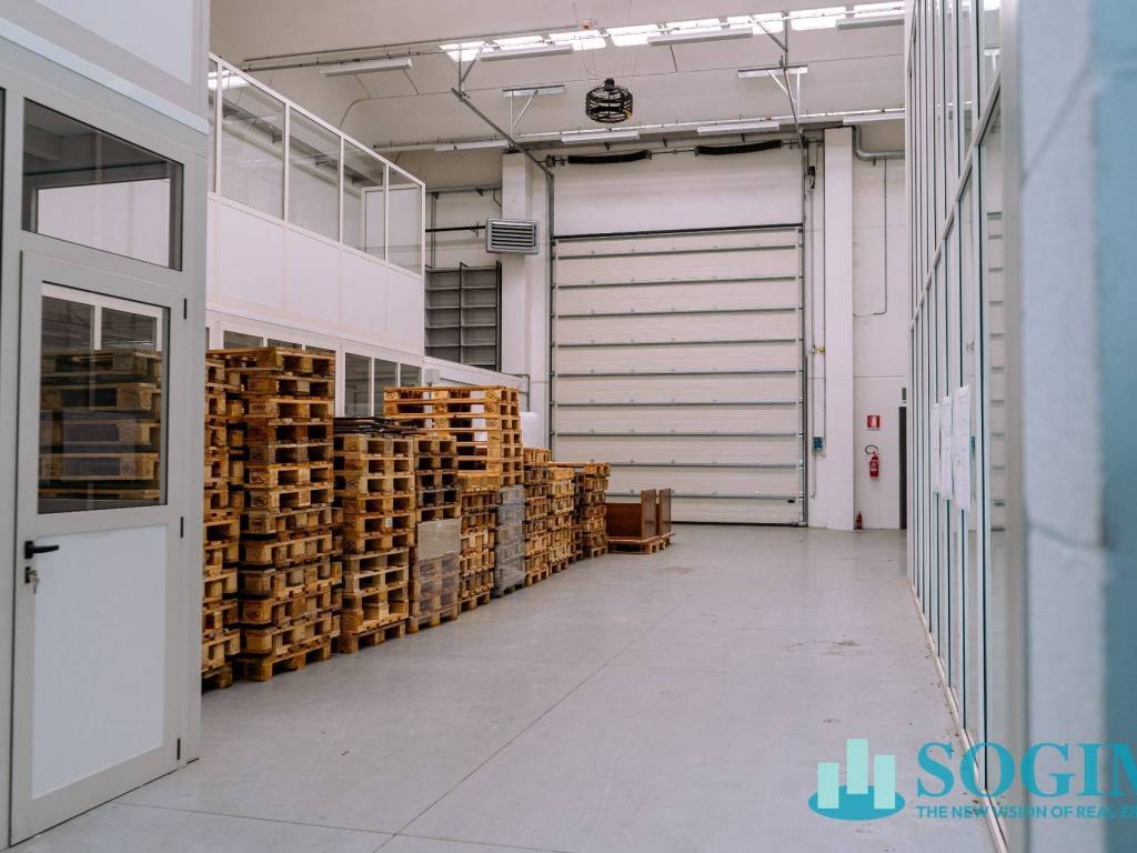locale commerciale in vendita a Cantù in zona Vighizzolo