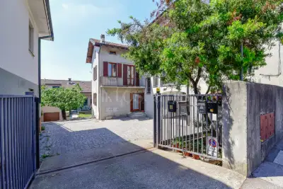 casa indipendente in vendita a Cantù in zona Vighizzolo