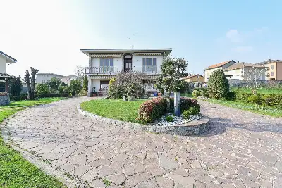 casa indipendente in vendita a Cantù