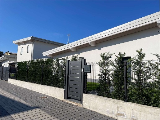 casa indipendente in vendita a Cantù in zona Fecchio