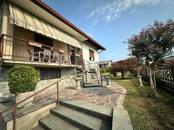 casa indipendente in vendita a Cantù in zona Cascina Amata