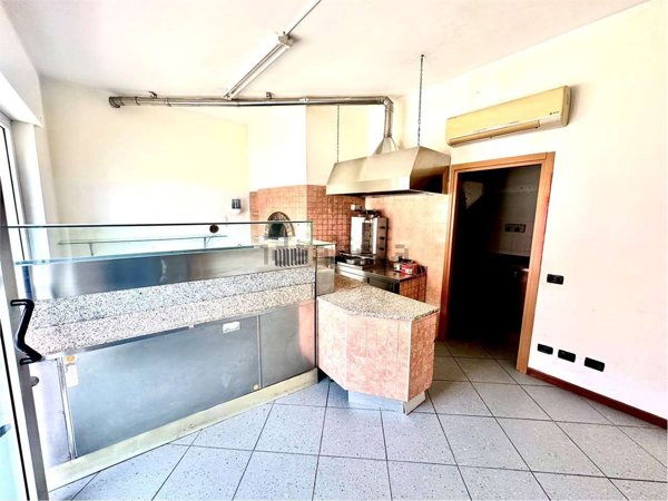 locale commerciale in vendita a Cantù in zona Vighizzolo