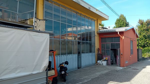 locale commerciale in vendita a Cantù