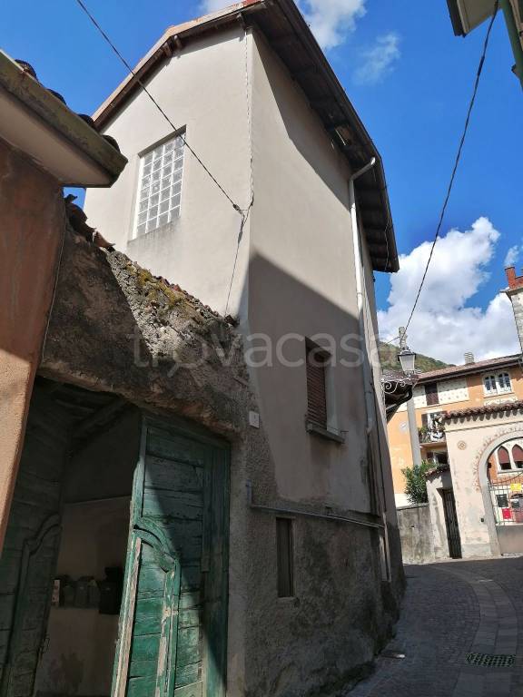 casa indipendente in vendita a Canzo