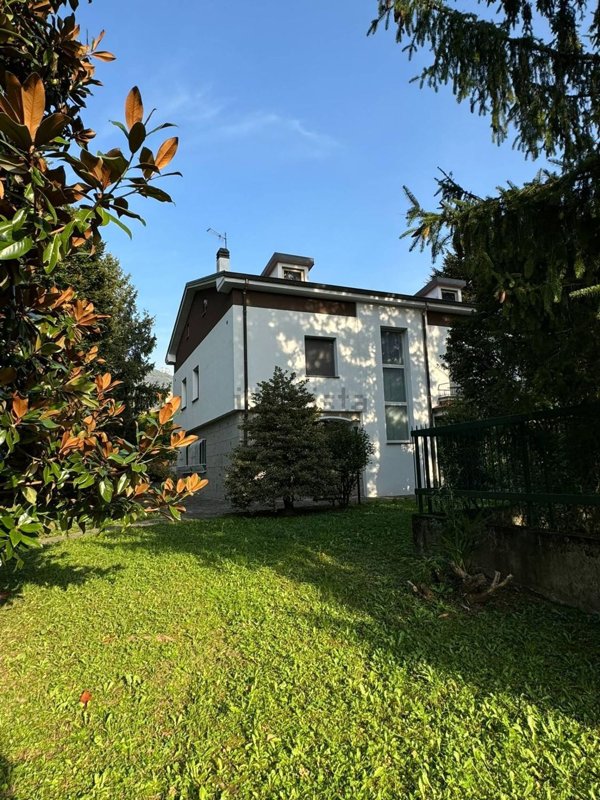 casa indipendente in vendita a Canzo