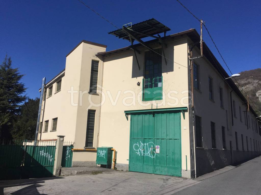 locale di sgombero in vendita a Canzo