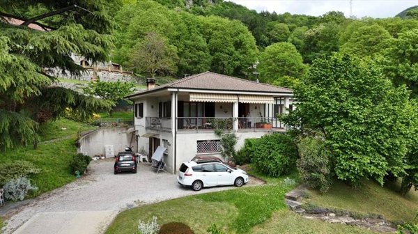 casa indipendente in vendita a Canzo