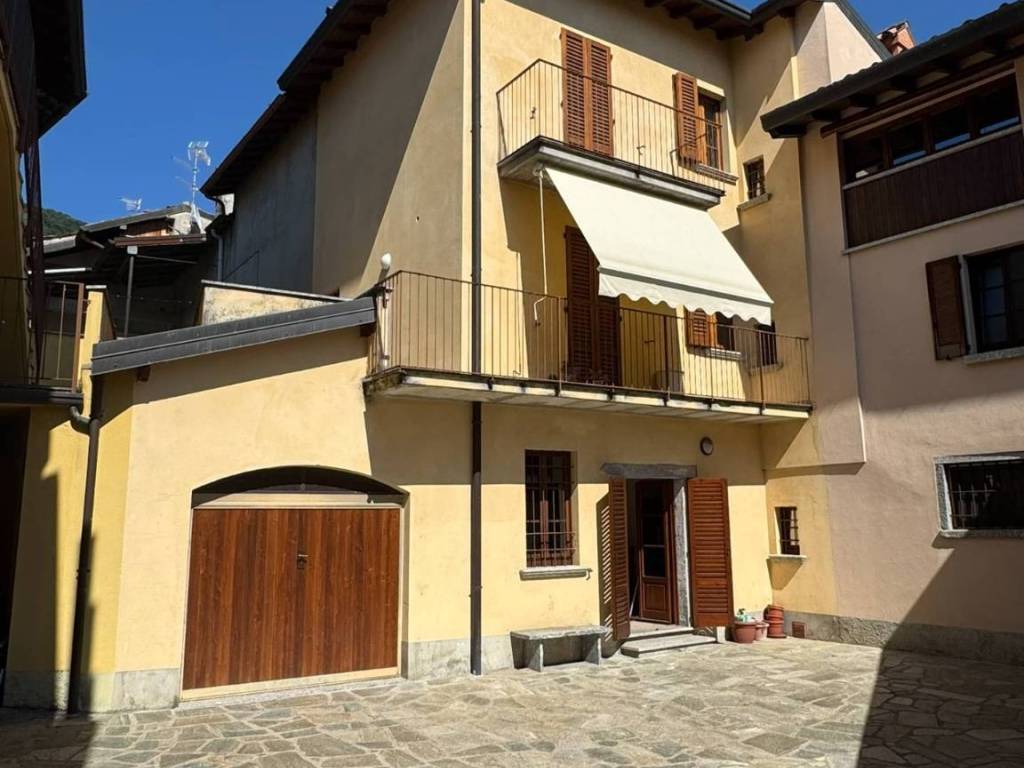 casa indipendente in vendita a Canzo