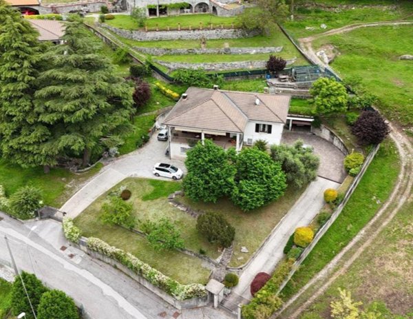casa indipendente in vendita a Canzo