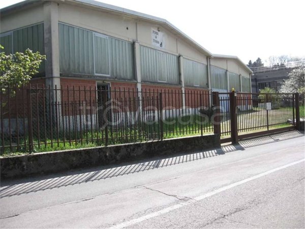 locale commerciale in vendita a Canzo