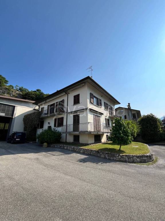 locale commerciale in vendita a Canzo