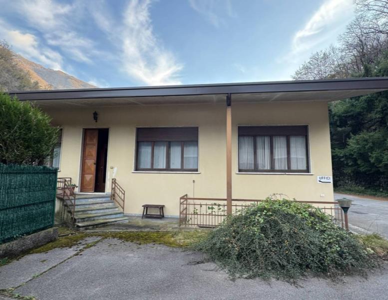 locale commerciale in vendita a Canzo