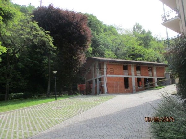 casa indipendente in vendita a Canzo