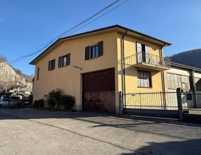 casa indipendente in vendita a Canzo