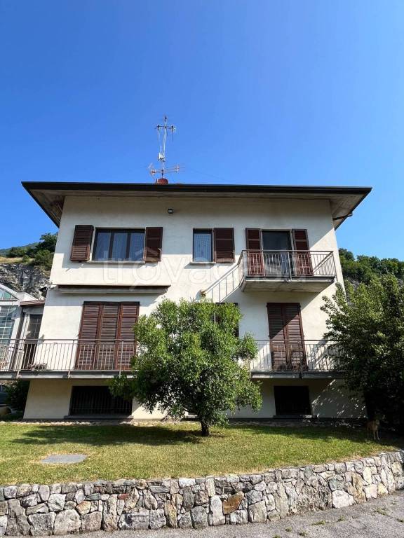 casa indipendente in vendita a Canzo