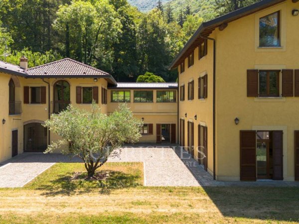 casa indipendente in vendita a Canzo