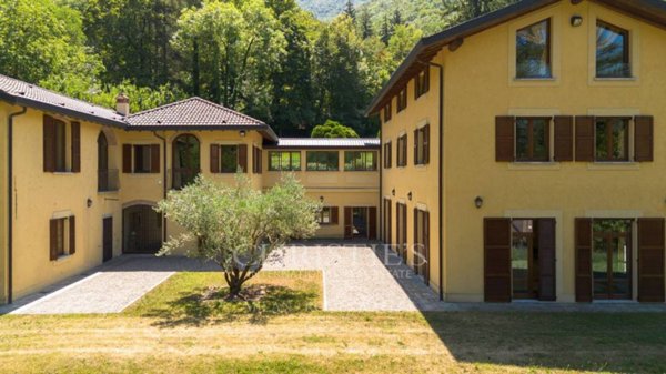 casa indipendente in vendita a Canzo