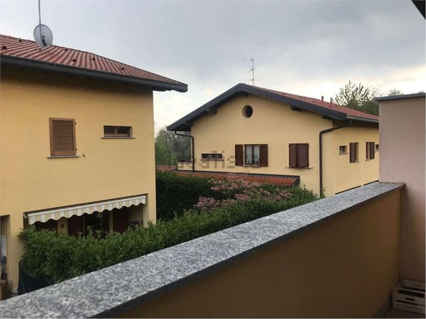 casa indipendente in vendita a Capiago Intimiano