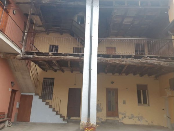 casa indipendente in vendita a Capiago Intimiano