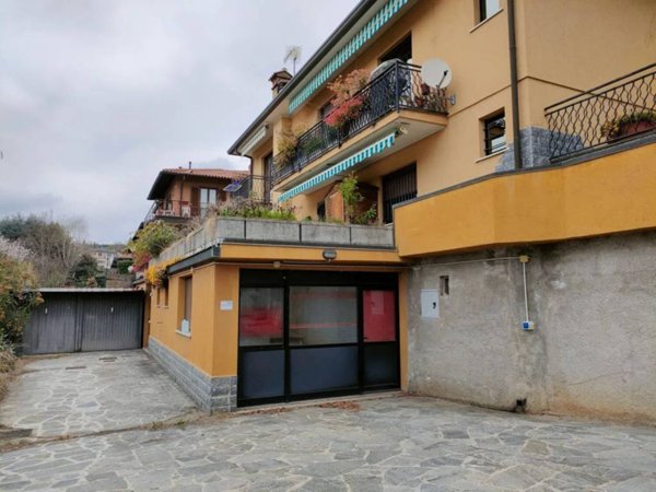 negozio in vendita a Capiago Intimiano in zona Olmeda