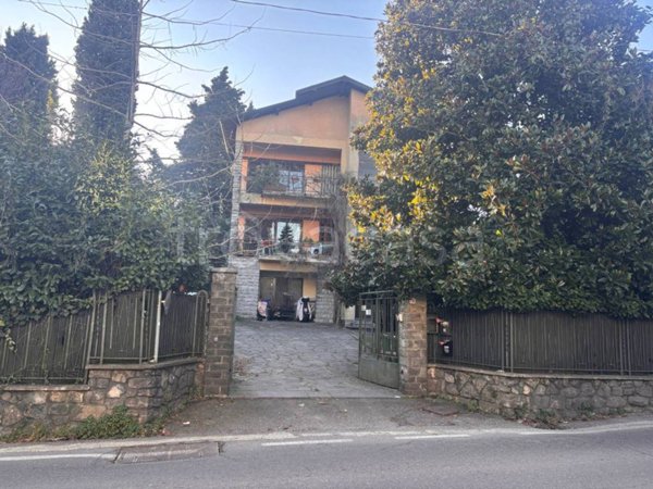 casa indipendente in vendita a Capiago Intimiano