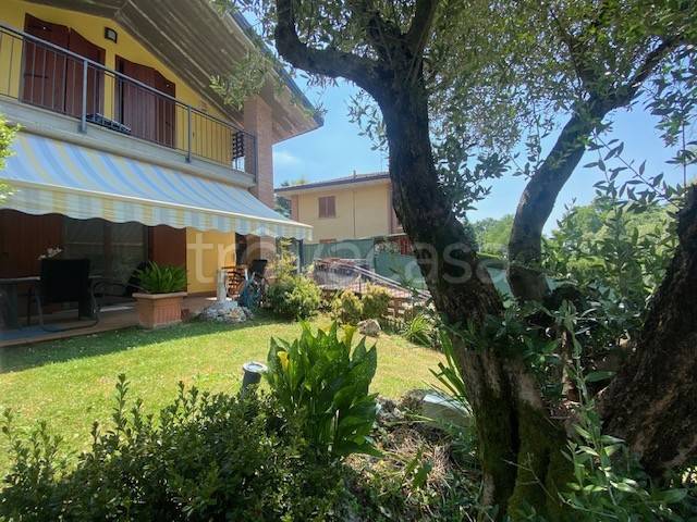 casa indipendente in vendita a Capiago Intimiano