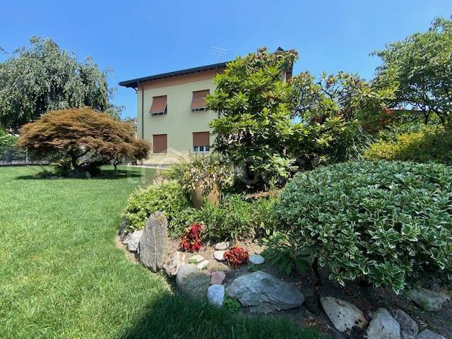 casa indipendente in vendita a Capiago Intimiano