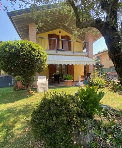 casa indipendente in vendita a Capiago Intimiano