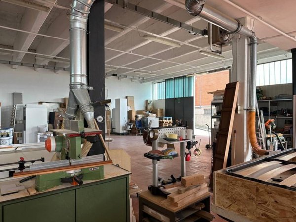 negozio in vendita a Capiago Intimiano in zona Olmeda