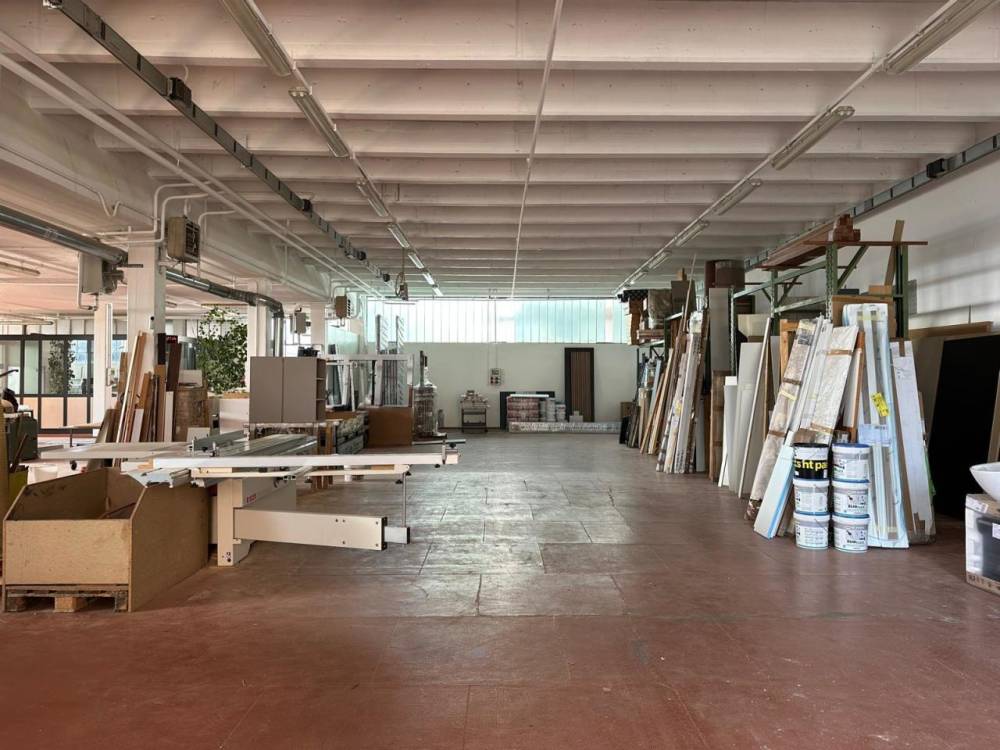 locale di sgombero in vendita a Capiago Intimiano