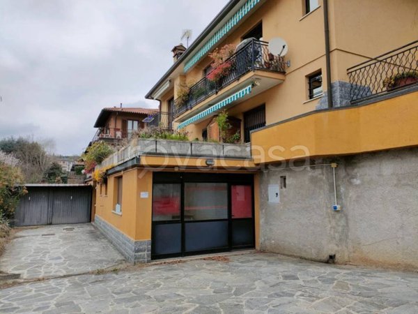 negozio in vendita a Capiago Intimiano