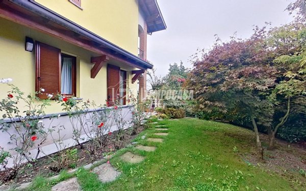 appartamento in vendita a Capiago Intimiano