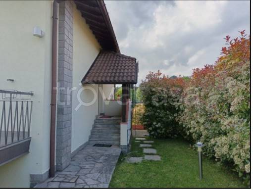 casa indipendente in vendita a Capiago Intimiano