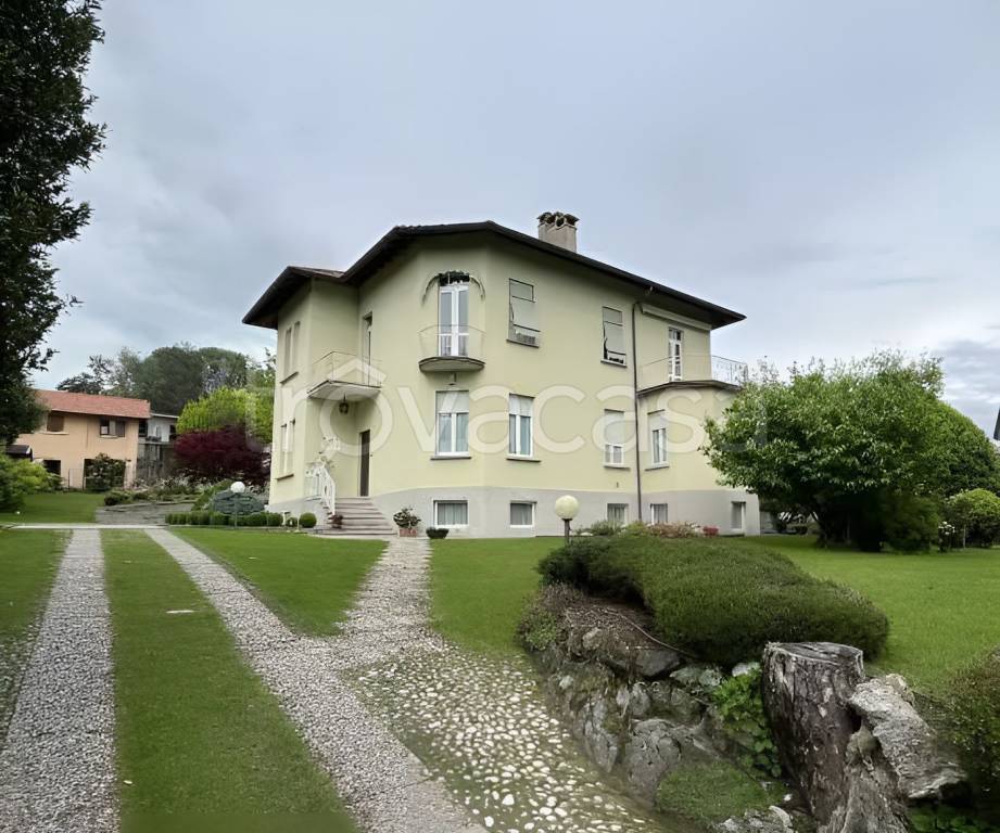 appartamento in vendita a Capiago Intimiano