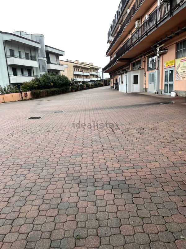 locale commerciale in vendita a Capiago Intimiano