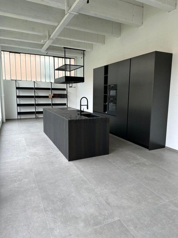 locale di sgombero in vendita a Capiago Intimiano