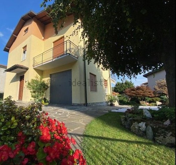 casa indipendente in vendita a Capiago Intimiano