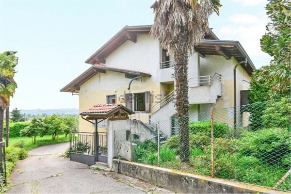 casa indipendente in vendita a Capiago Intimiano in zona Olmeda