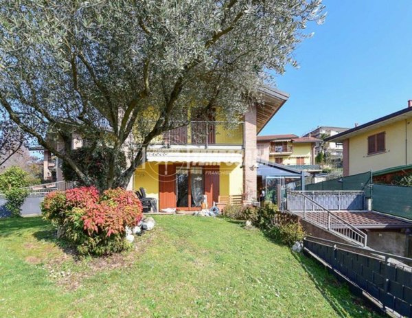 casa indipendente in vendita a Capiago Intimiano in zona Olmeda
