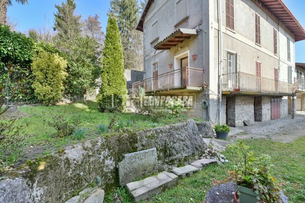 casa semindipendente in vendita a Capiago Intimiano in zona Olmeda