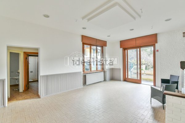 locale commerciale in vendita a Capiago Intimiano