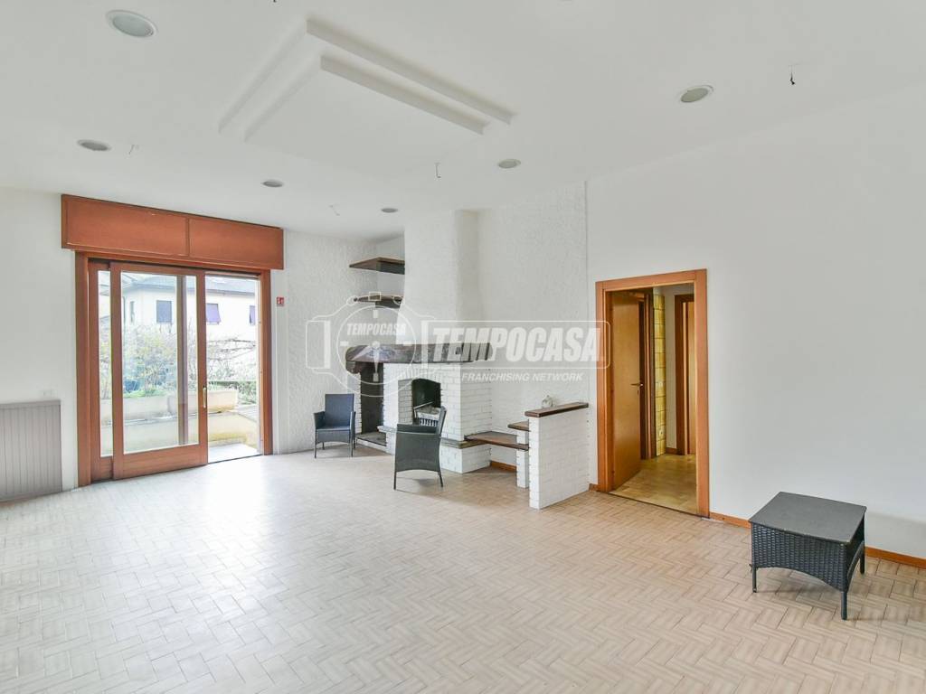 negozio in vendita a Capiago Intimiano in zona Olmeda